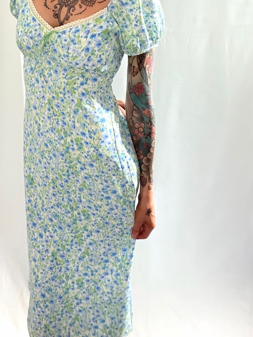 Floral Puff-Sleeve Midi Dress in Light Blue & Green size